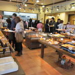 石窯パン工房　カンパーニュ - 店内は非常に賑わっています。人気のパン屋です。