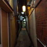 こいそ - 路地の入口　奥右に看板が