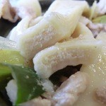 大木うどん店 - 太うどんの断面。中央が生。