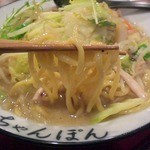 ちゃんぽん 一鶴 - ちゃんぽん（850円）　麺アップ