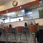 サティ - カウンター、店内