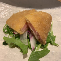 上野 榮 - 大トロのカツ 玉葱を挟んで揚げてありました。 さらっとした胡麻ソースでいただきます。 大トロなのに、あっさりいただけました。