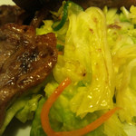 たん 助六 - キャベツについたタンのタレ＆オイル～ご飯がすすむくん♪