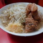 ラーメン二郎 - 分厚いブタ！！