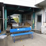 山下うどん - 外で食べるスペース