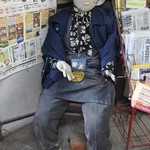 山下うどん - 入口で出迎えてくれるばあちゃんの人形