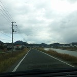 山下うどん - 土手沿いに店がある