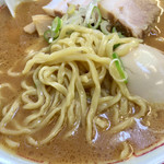 喜多方食堂 - 麺は喜多方特有の「平打ち熟成多加水麺」。味噌ラーメンにもよく合う、とても美味い麺です。