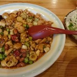 中国茶房８ - 鶏肉と落花生のピリ辛炒め