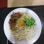 台湾料理 祥瑞 - 台湾風まぜそば　黄身割れてます（笑）