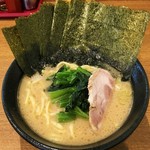 横浜ラーメン弐七家 - ラーメン700円麺硬め。海苔増し100円。