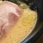 横浜ラーメン弐七家 - マイルドだけどバランスのいいスープ。