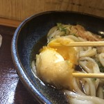 讃岐うどん はるしん - 卵を割ると、半熟の黄身が流れ出る。