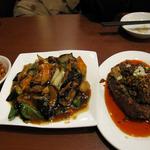中国料理東北大冷麺 - 右が飄香排骨（豚肉のスペアリブ）。箸で簡単にほぐれるほどやわらかいです
