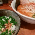 麺屋 宙 - ピリ辛味噌ラーメン（870円）とチャーシュー飯（300円）