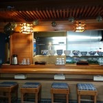 さんくるげ - 店内はカウンター5席と小上りの卓が2つ