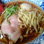 さんくるげ - 生醤油らぁ麺は平打ちストレート麺。