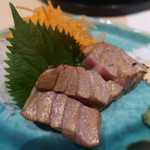 Zenseki Koshitsu Izakaya Kyuushuu Washoku Hasshuu - 名物、クロマグロの藁焼き