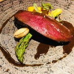 フロレゾン - 鳥取県産本州鹿シンタマのロースト　鹿のジュと赤ワインのソース　人参とコリアンダーのピュレ　山芋　グリーンアスパラガス