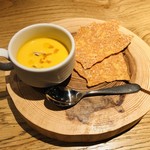 フロレゾン - バターナッツ南瓜のヴィシソワーズ　パルメザンチーズのチュイル