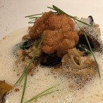 フロレゾン - 北海道産タラの白子　海老のパウダー揚げ　アサリのジュ　タラとジャガイモのブランダードソース　トランペット茸　平茸　花弁茸のフリカッセ