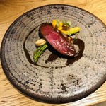 フロレゾン - 鳥取県産本州鹿シンタマのロースト　鹿のジュと赤ワインのソース　人参とコリアンダーのピュレ　山芋　グリーンアスパラガス