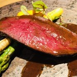 フロレゾン - 鳥取県産本州鹿シンタマのロースト　鹿のジュと赤ワインのソース　人参とコリアンダーのピュレ　山芋　グリーンアスパラガス