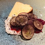 フロレゾン - バスク風チーズケーキ　巨峰のコンポート　クレームダンジュ　柑橘のジュレ　赤紫蘇のパウダー