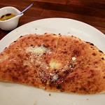 ロータス - カルツォーニと、結構な辛さの唐辛子オイル