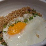 YAKINIKU BISTRO 石鎚 - 黒いガーリック和牛焼きめし目玉焼きのせ780円