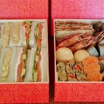 Shokusai Tomo - テークアウトの一例。左は数種のサンドイッチ盛り合わせ。右はオードブル盛り合わせ
