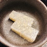 黒毛和牛テールおでん 牛尾 - お通し（子持ちこんにゃく）