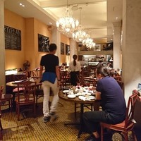 中国飯店 紫玉蘭 - 奥の席に案内されるキャプテン