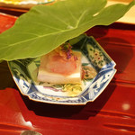 銀座 しのはら - 芋名月にちなんで、里芋の葉、玉子豆腐、ぼたん海老ジュレかけ