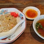 横浜ラーメン - これが、わたしの「半チャーハン」(¥300-税込)です。スープまで付きます。ギョーザのタレを先に作っておいて準備万端！