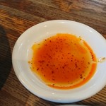 横浜ラーメン - ギョーザのタレでーす。わたしの好きな配合は、お酢多め、醤油少なめ、辣油多めなのだ。
      