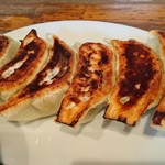 横浜ラーメン - 女将さん「ちょっとコゲちゃ○△◇……」と言いながら…置かれたギョーザ、確かにコゲてる。ご愛嬌(笑)