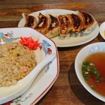 横浜ラーメン - 半チャーハン、スープ、ギョーザ、タレ、全員集合しました。
