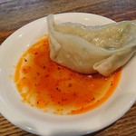 横浜ラーメン - 一般的なギョーザのヒダは、5つ～7つあると思いますが、こちらのギョーザのヒダは2つですね。関東では珍しいのではないかな？関西ではヒダなしがあるそうです。