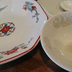 横浜ラーメン - 鳳凰が、左側のチャーハン皿に2羽、右側のスープ碗に2羽、合計4羽が大空を飛びまわっております。