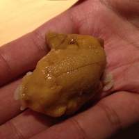 すし天 - ウニ握りは、手のひらにポンとされます