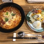 カフェアンドショップ ロータスランド - 2019/09/28
      おまかせセット 550円
      ・トマトと卵のトマ卵麺
      ・青パパイヤの和え物
      ・じゃが芋もち
      ・フレッシュサラダ
      ・ミニライス