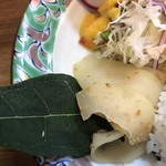 カフェアンドショップ ロータスランド - 2019/09/28
      おまかせセット 550円
      ・トマトと卵のトマ卵麺
      ・青パパイヤの和え物
      ・じゃが芋もち
      ・フレッシュサラダ
      ・ミニライス