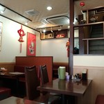 中華料理 万里 - 1階テーブル席から奥の店内