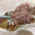 鞍馬 - たこ焼き8個ソース（税込 520円）評価＝△ 今回は皮がクッタリで残念。うまく焼ければカリカリに！！