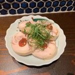 Roji No Ura Tourou Ichi No Nishifuna - 〈鶏ハム風〉梅肉ソースを添えていただければさっぱりオシャレなおつまみに。
