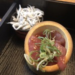 弁慶すし - シラス、鮪ユッケ風小鉢