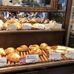ブーランジェリー&カフェ マンマーノ - いろんなパンが並んでいます