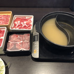 Shabuyou - 最初にやってきたお肉たち。スープは参鶏湯と基本の白だし
