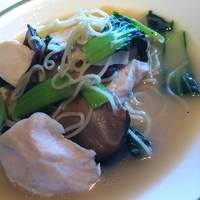 ジャスミンガーデン - 鶏肉の煮込みソバ